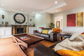 TV, fireplace, offices - Beachside Manor - Sleeps 16, 2 mins from beach (Cape Town)