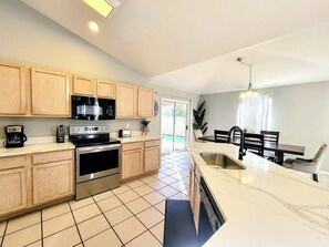 Refrigerador, microondas, horno, placa de cocina