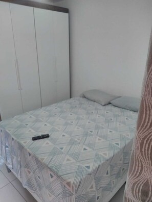 1 slaapkamer, een strijkplank/strijkijzer, wifi, beddengoed