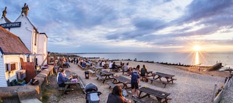 Oyster Shore - a Bloom Stays holiday let that sleeps 8 guests in 3 bedrooms