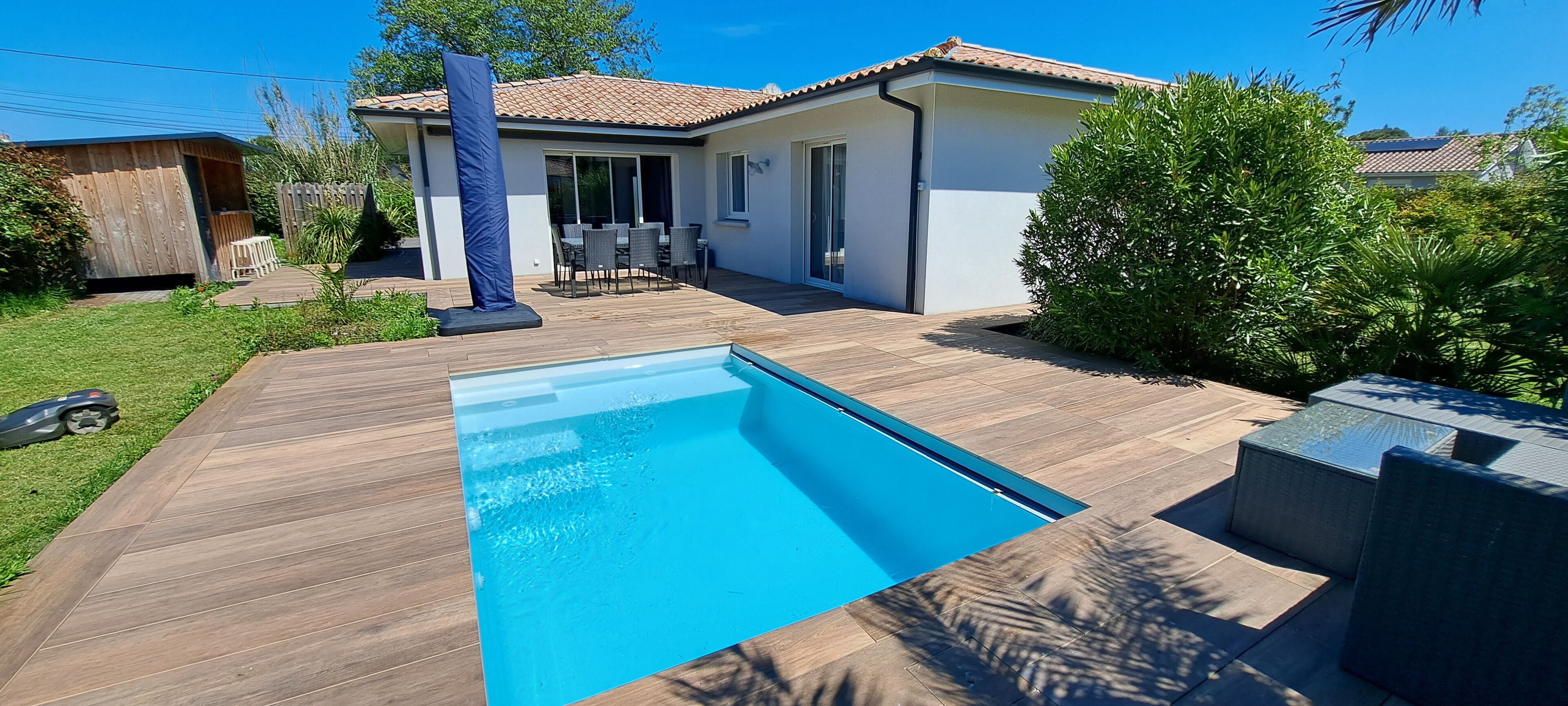 Utendørsbasseng og et oppvarmet basseng