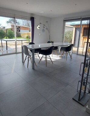 Dining - Villa Océan, 8 pers, heated pool, private parking, countryside, near ocean (Le Porge)