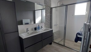 Shower, hair dryer, towels, soap - Villa Océan, 8 pers, heated pool, private parking, countryside, near ocean (Le Porge)