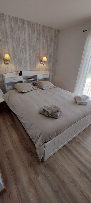 3 habitaciones, tabla de planchar con plancha y cuna de viaje 