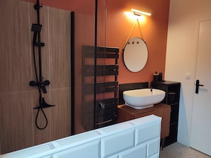 Shower, hair dryer, toilet paper - Maison de Village Avec Terrasse de Plein Pied, sur le Gr60 à 500m de la Rivière (Saint-Bauzille-de-Putois)