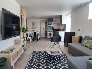 Smart TV, books - Maison de Village Avec Terrasse de Plein Pied, sur le Gr60 à 500m de la Rivière (Saint-Bauzille-de-Putois)
