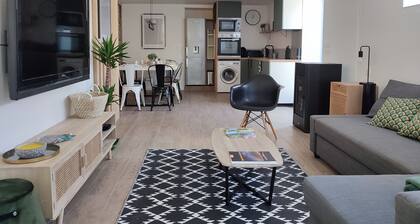 Maison de village avec terrasse de plein pied, sur le GR60 Ă 500m de la riviĂšre