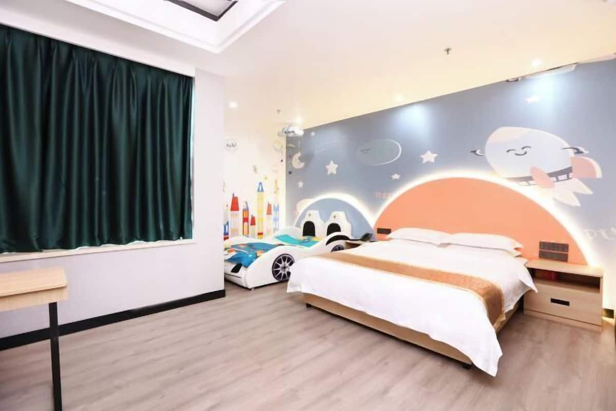 Quarto com cama, escrivaninha, janela com cortinas e mural com tema espacial na parede.