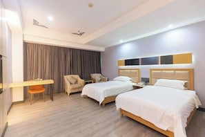 Quarto de hotel com duas camas, uma escrivaninha e uma cadeira.
