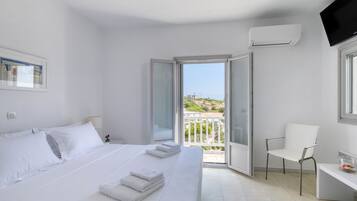 4 bedrooms, in-room safe, desk, iron/ironing board