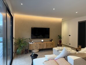 智能電視、乒乓球設施