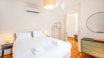 2 bedrooms, desk, iron/ironing board, internet