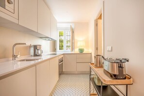 Fridge, microwave, oven, dishwasher - GuestReady - Lisbon's Historic Hideaway (Lisbon)