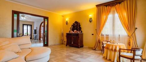 Televisie en een open haard