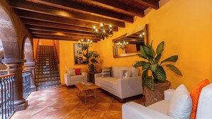 Lobby sitting area - Hotel Boutique Five Queens (San Miguel de Allende)
