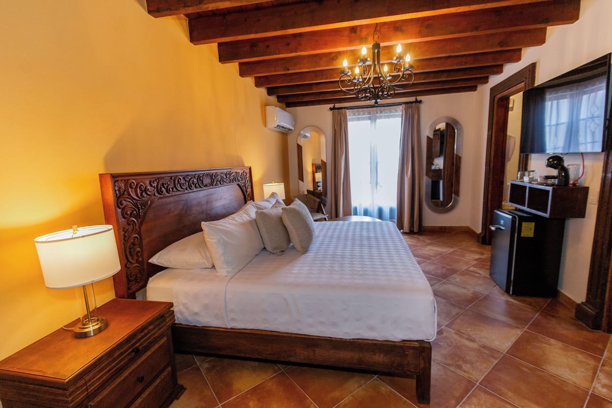 Luxury-Suite, Stadtblick | Minibar, Zimmersafe, kostenloses WLAN, Bettwäsche