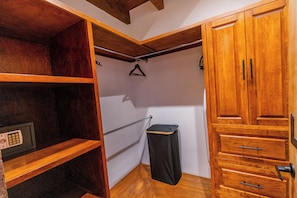 Deluxe Suite, City View | 1 bedroom, minibar, in-room safe, free WiFi
