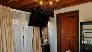 Junior Room | Minibar, in-room safe, free WiFi, bed sheets - Hotel Boutique Five Queens (San Miguel de Allende)