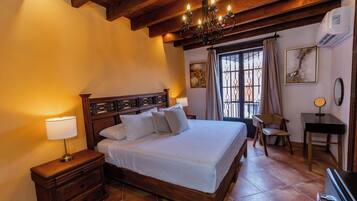 Suite Deluxe, vista a la ciudad | Minibar, caja de seguridad en la habitación, wifi gratis y ropa de cama