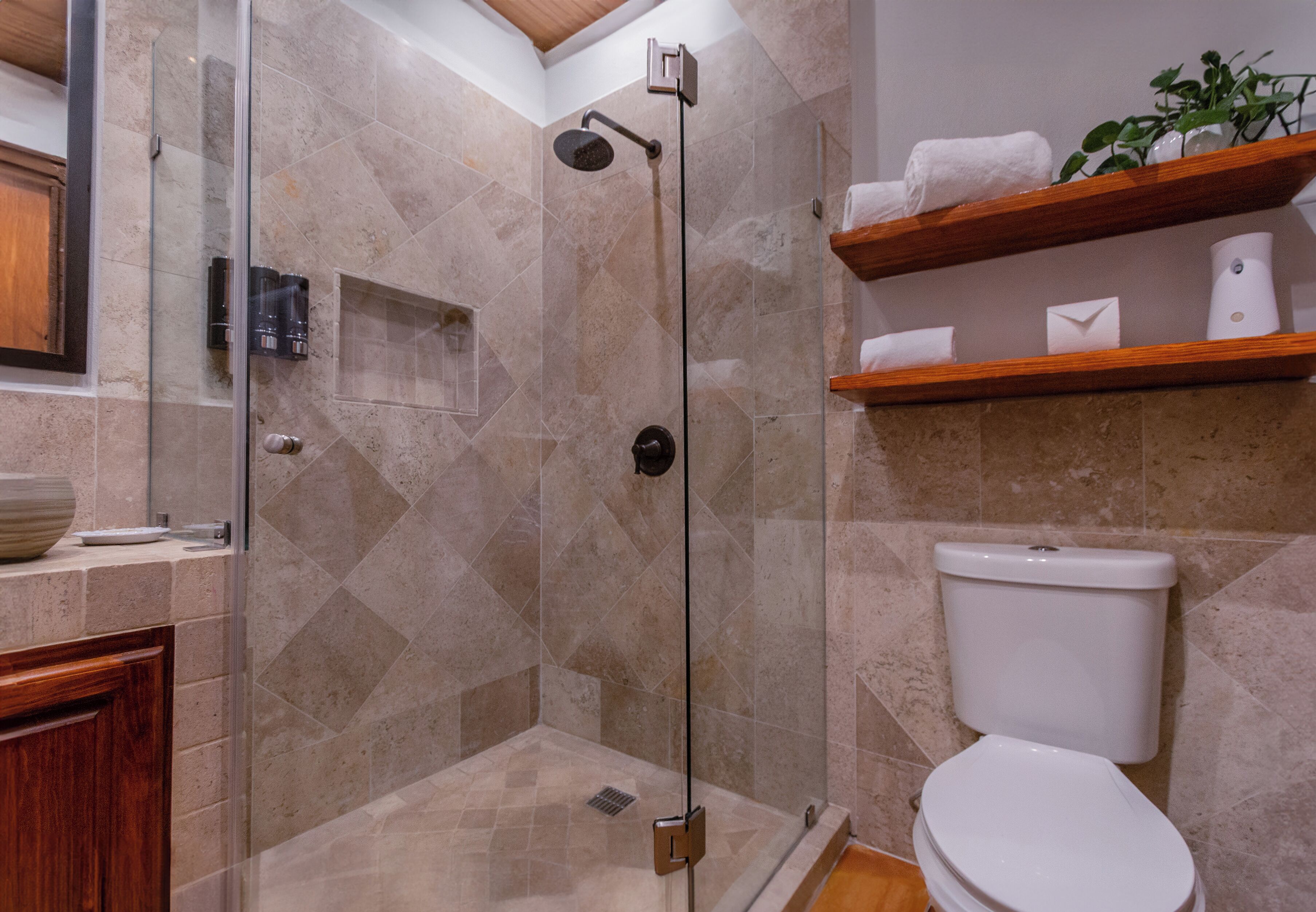 Junior Room | Bathroom | Free toiletries, hair dryer, bathrobes, towels