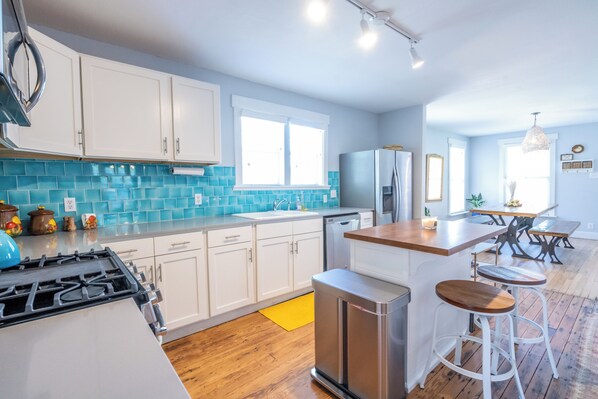 Mikrovågsugn, ugn, spishäll och diskmaskin