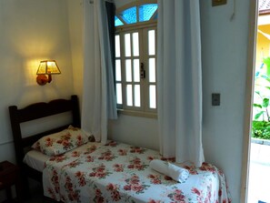 Habitació triple clàssica, balcó, vistes al pati | 1 dormitori, escriptori i espai de treball apte per a portàtils