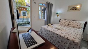 Comfort Suite, Balcony, Courtyard View | Desk, laptop workspace, blackout drapes, iron/ironing board - Pousada Vila do Sonho (Paraty)