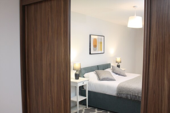 2 bedrooms, iron/ironing board, WiFi, bed sheets - Spacious 2 Bed 2 Bath Apartment - Gatwick 10 min away! (Crawley)