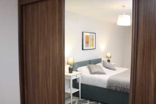 Spacious 2 Bed 2 Bath Apartment - Gatwick 10 min away!