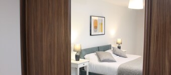 Spacious 2 Bed 2 Bath Apartment - Gatwick 10 min away!