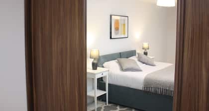 Spacious 2 Bed 2 Bath Apartment - Gatwick 10 min away!