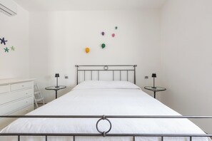 3 bedrooms, iron/ironing board, bed sheets