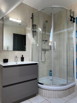 Dusche, Handtücher, Toilettenpapier