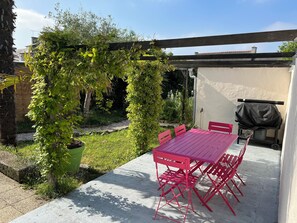 Outdoor dining - House on the Cancale/Mont-Saint-Michel coastline, ideal for families. (Le Vivier-sur-Mer)