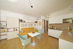 Appartement, vue piscine | Cuisine privée | Bouilloire électrique, grille-pain