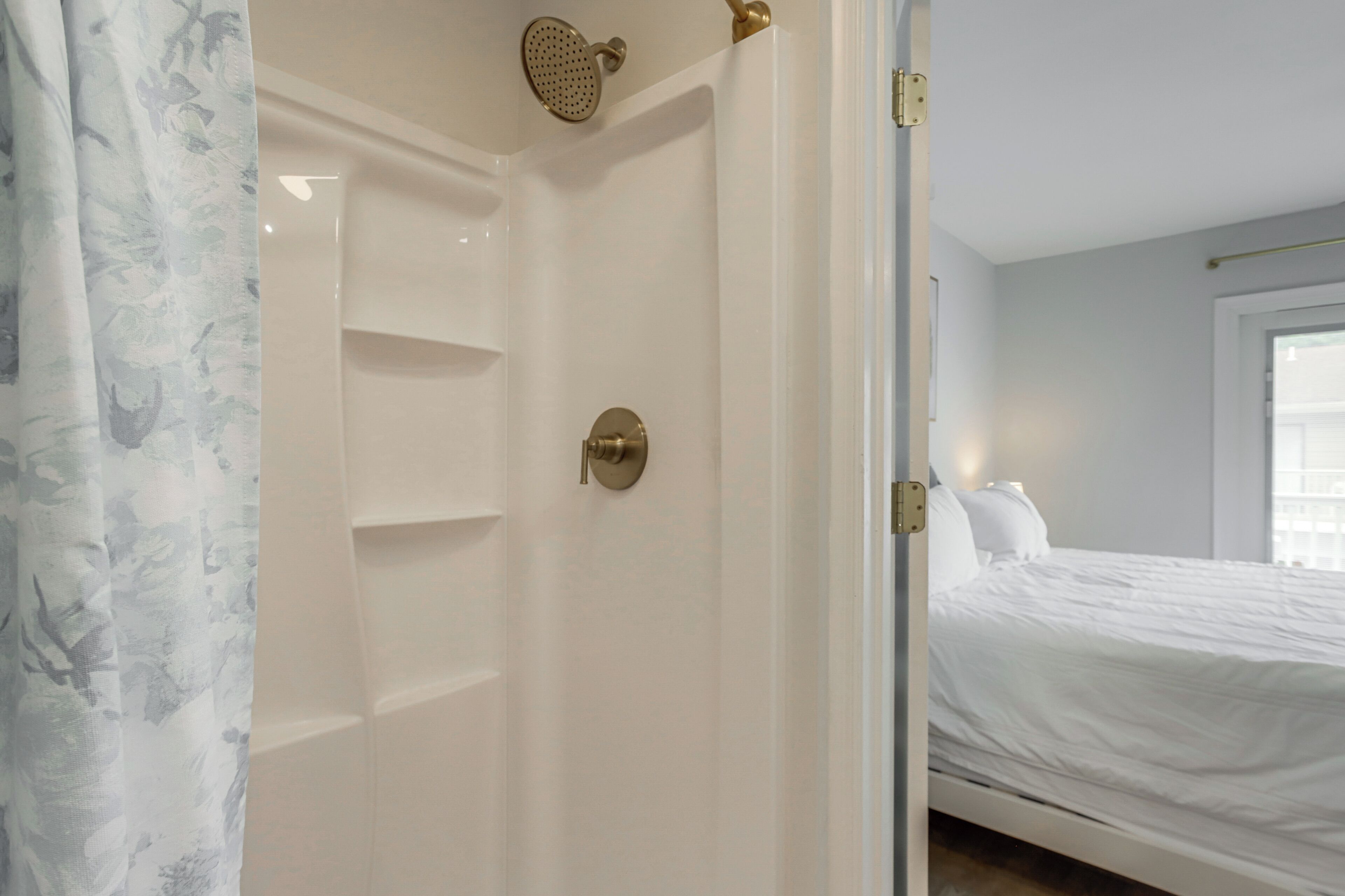 Ein Badezimmer mit Dusche, Toilette und Waschbecken.