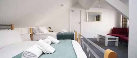 5 bedrooms, iron/ironing board, free WiFi, bed sheets