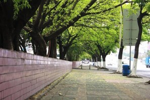 المنطقة المحيطة بالمنشأة