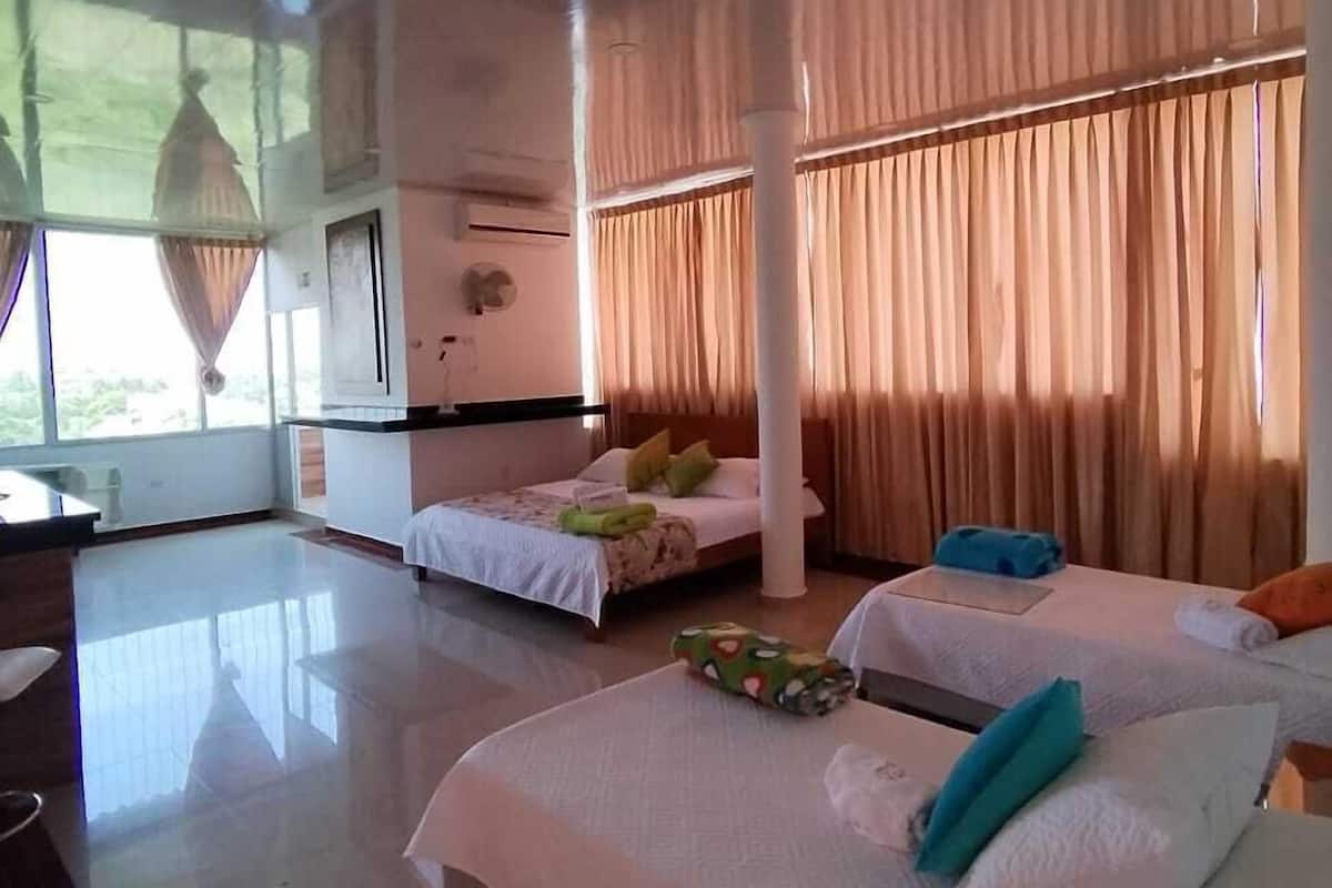 Suite estudio familiar | Escritorio, wifi gratis y ropa de cama