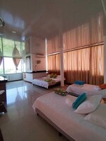 Escritorio, wifi gratis y ropa de cama 