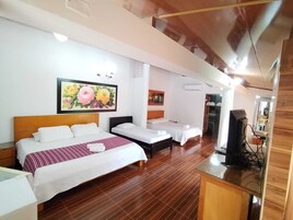 Escritorio, wifi gratis y ropa de cama 