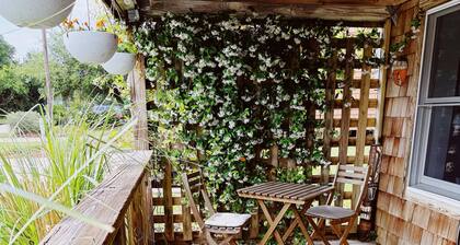 Boho studio perfect for couples. 5 min away from the beach and the sound!