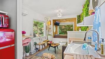 Kühlschrank, Mikrowelle, Herdplatte, Wasserkocher mit Kaffee-/Teezubehör