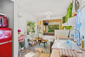 Kühlschrank, Mikrowelle, Herdplatte, Wasserkocher mit Kaffee-/Teezubehör