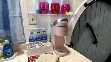 Secador de cabelo, toalhas de banho