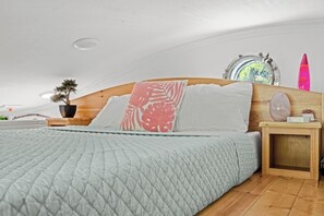Desk, travel cot, WiFi, bed sheets