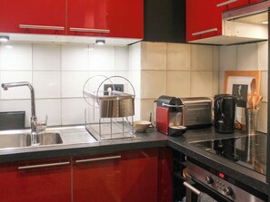 Fridge, microwave, oven, coffee/tea maker - Cozy nest near the Marais (Paris)