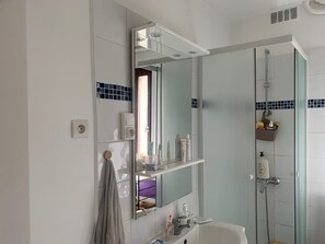 Hair dryer, towels