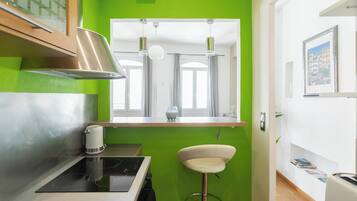 Réfrigérateur, micro-ondes, four, cafetiÚre/bouilloire