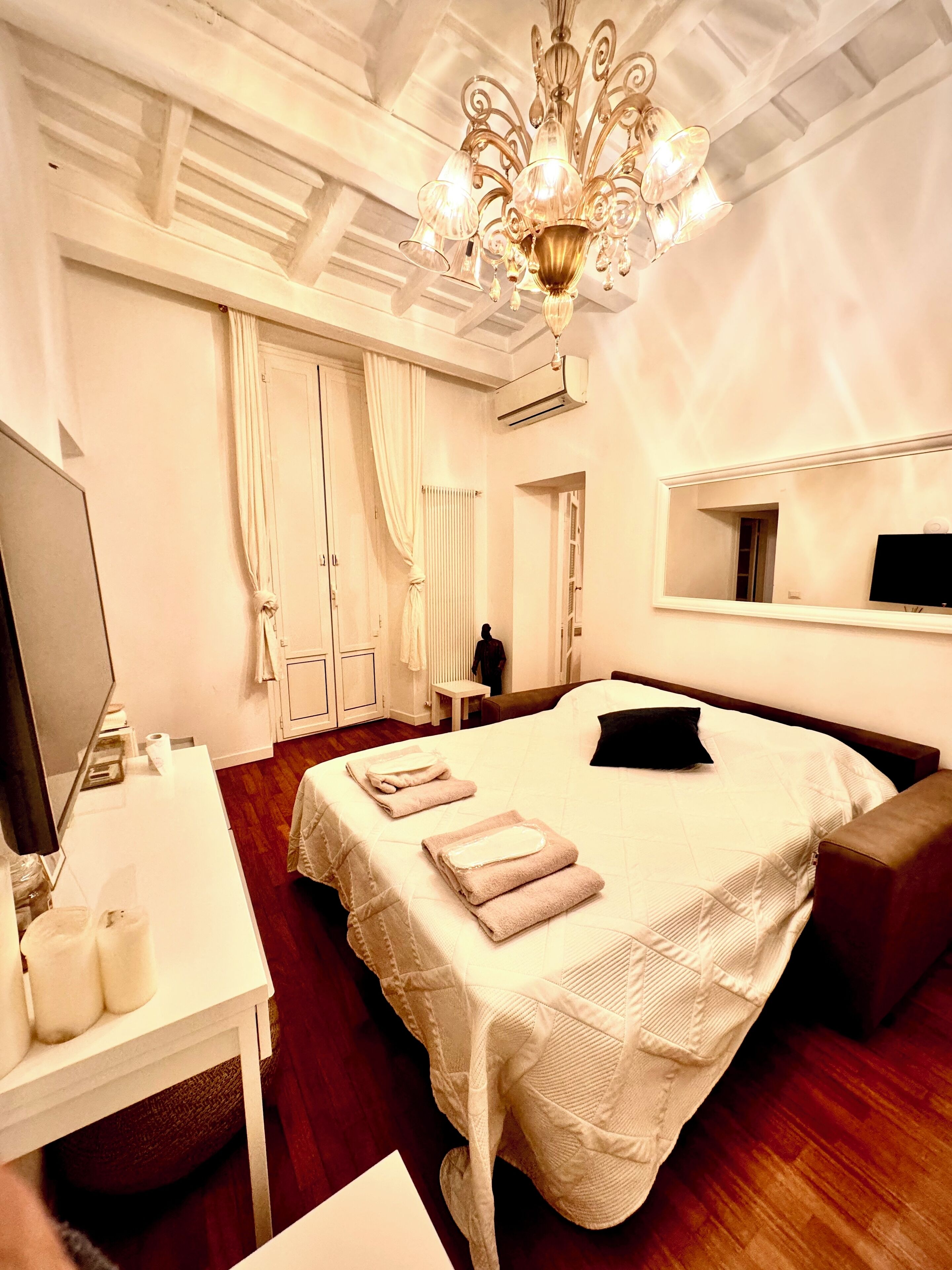 4 bedrooms, desk, iron/ironing board, free WiFi